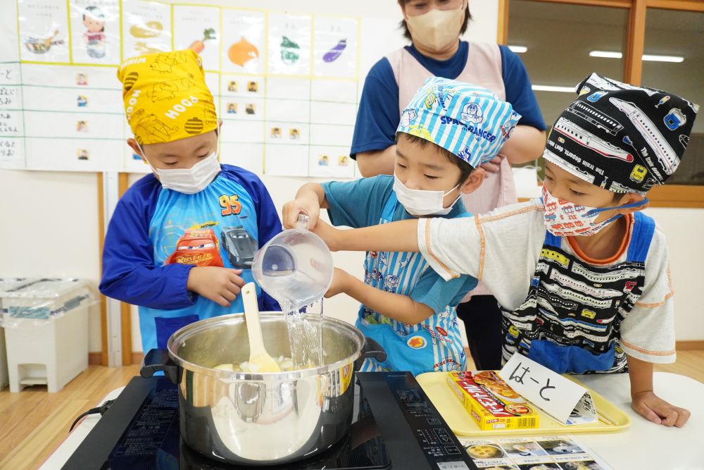 Hくんが水を運び、鍋に一人で入れる姿を見て
すぐに手を差し伸べるTくんとこぼれないか見守るYくん！
チームで力を合わせてクッキング♡♡