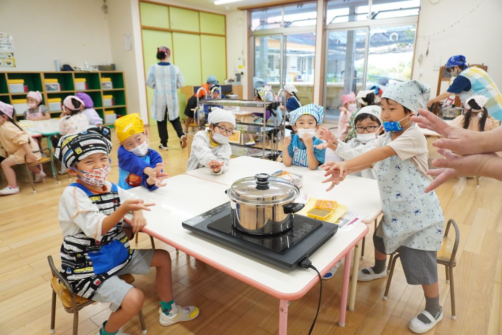 カレー粉も入れあとは待つだけ！
美味しくなってほしいという願いをこめて
「カメハメハ～！」