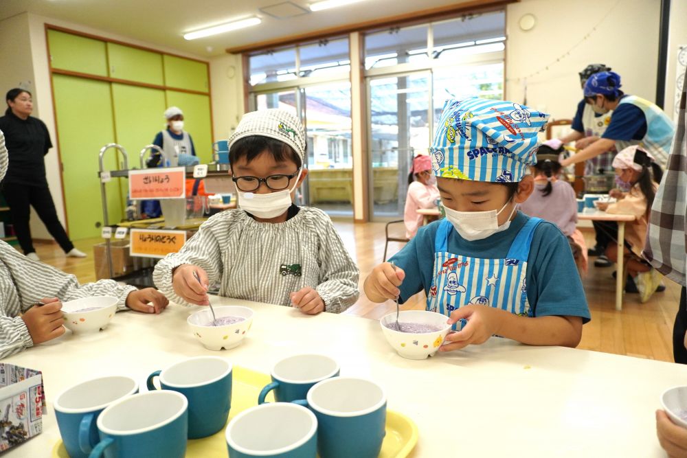 カレーともう１つ作るものがあったよね！
「フルーチェだ～」
材料を入れたあと少し速く混ぜる方がおすすめと聞きスピードアップ！
こぼれないよう集中してまぜています♡