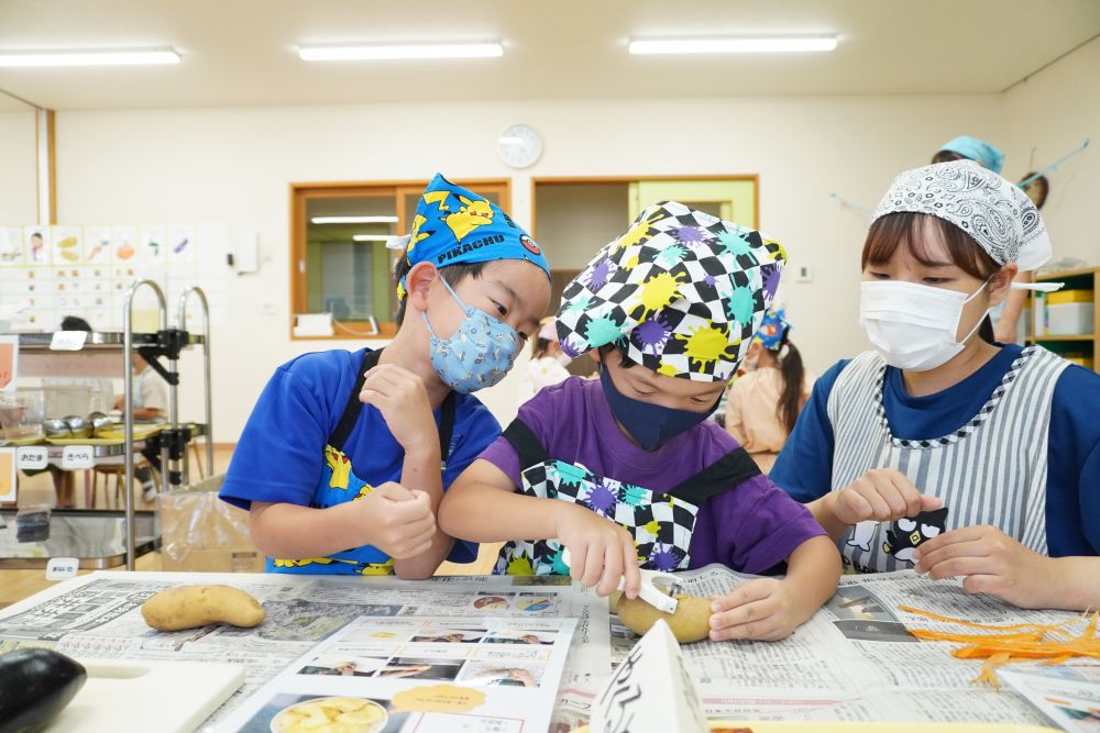 じゃがいもはでこぼこしていて難しいけど･･･
上手に剥いでいくSくん！
そばで応援するHくんと高岡先生♡