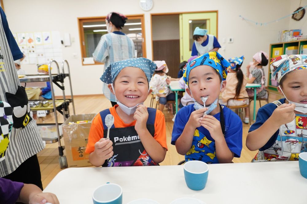 やくるとまりおチームは
桃味のフルーチェ！

材料を全て混ぜ完成☆
混ぜるのに使ったスプーンをペロッ♡
「おいしい～♡」
「ヨーグルトみたい♡」
味見をしニコニコのKくんとHくん