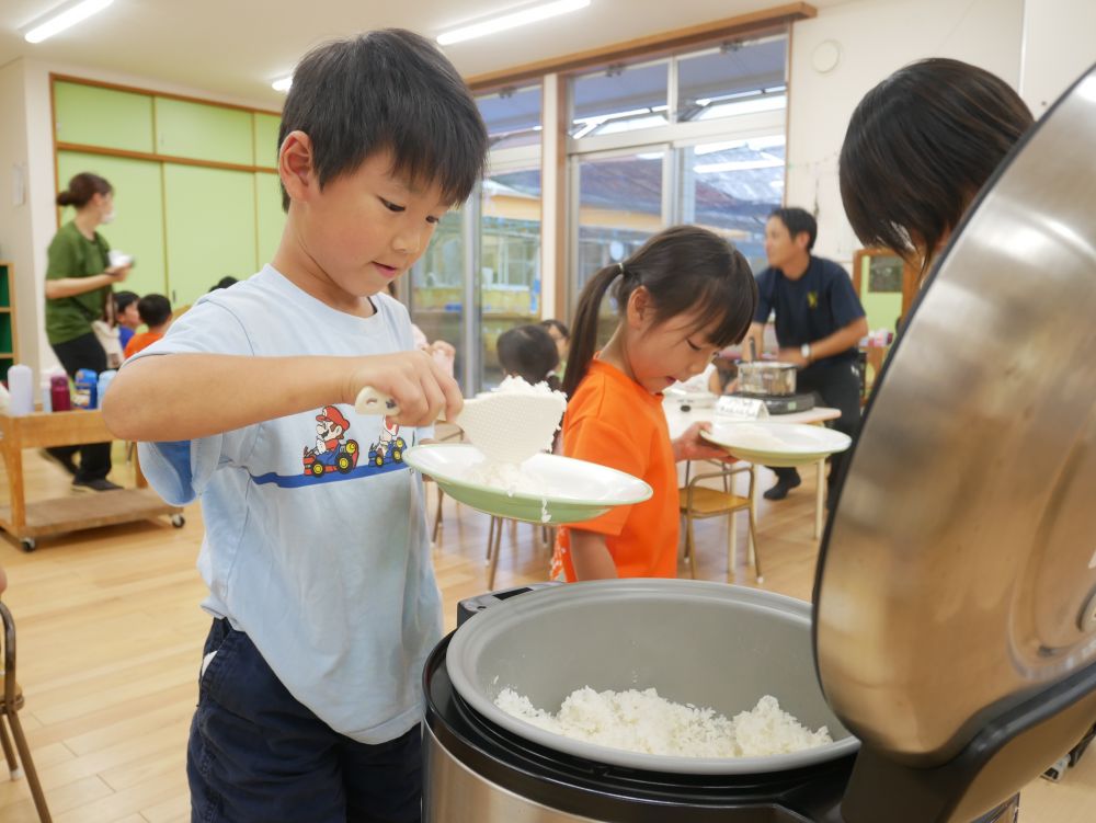 待ちに待ったカレーが完成☆☆

まずはごはんを皿に盛りつけ！
炊飯器の蓋を開けると・・・
もくもくの湯気と炊きたてごはんのいい香り♡




