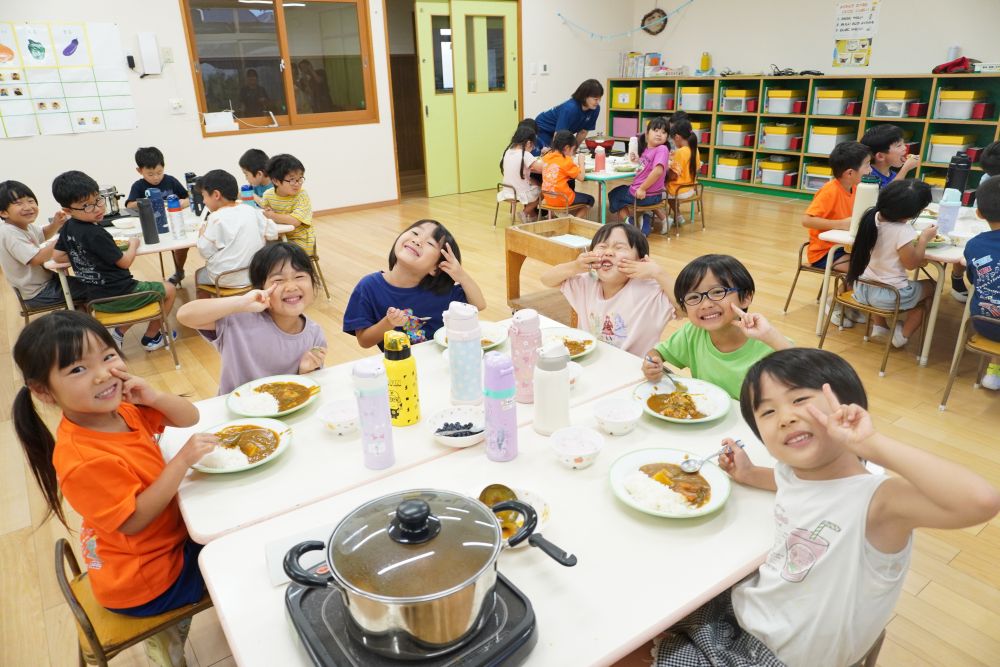 「ジャガイモあった～」
「ピーマンちっちゃくなってる！」
自分で切った具材をカレーの中から
見つけながら楽しんで食べていました♡