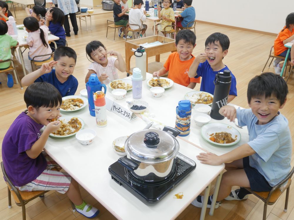 「むちゃうまい！」
「美味しすぎる！」
大きな口をあけわんぱくに食べていました☆