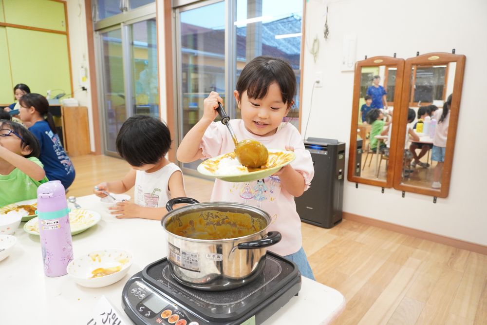 「ほっぺが落ちそう～♡」
美味しさのあまりおかわりをするSちゃんでした！