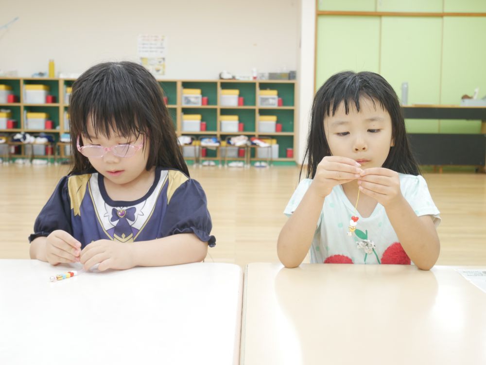 ”経験”も思い出ですが
やっぱり嬉しいのは”品”ですよね！
思い出の品作り第２弾♡


「ハートかわいいね～」
「いろんな色があってかわいい♡」
好きな色のビーズを選び
友達との会話を楽しみながら紐に通していく！
