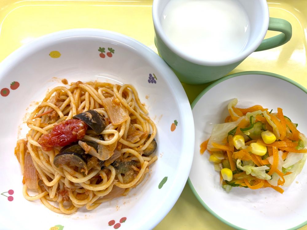 なすとトマトのスパゲティー

キャベツとコーンの甘酢和え

牛乳