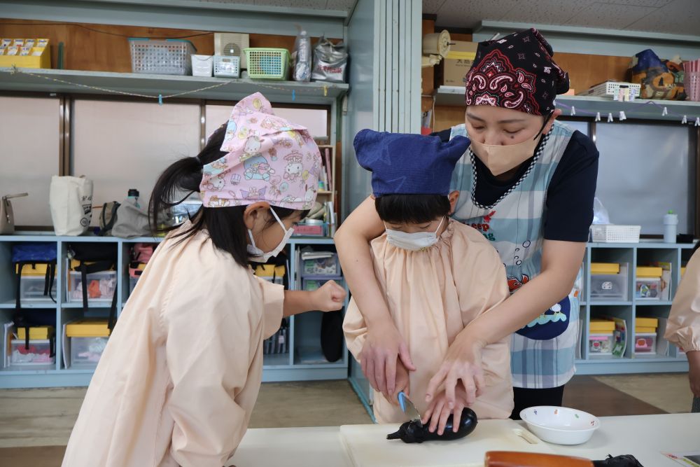 
ナスを切るKくんにさりげなく
「ネコの手よ🐈」
と教えてあげるMちゃん

助け合いながら
クッキングを進めています♡

