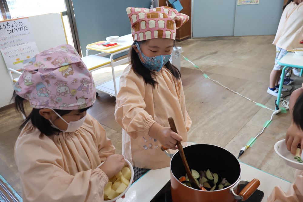 
いよいよ材料を入れて炒めます♪
ナスを入れたピカチュウチーム！
炒めていると
「ナスがちょっと柔らかくなってきた！」
と嬉しそう♡

