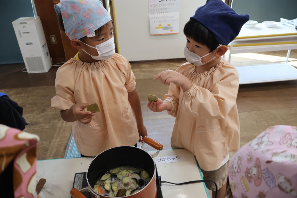 
ピカチュウ―チームは
一人ずつカレールーを入れるスタイル♪

「さきに入れるから・・次はRくんね」
順番に入れ終わり
あとは出来上がりを待つのみです🍛

