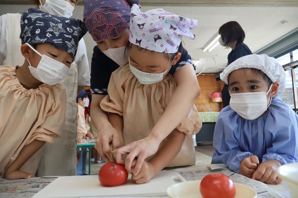 
丸いトマトは強敵🍅
給食先生に手伝ってもらいながら
上手に包丁をもって切っていくHちゃんです

