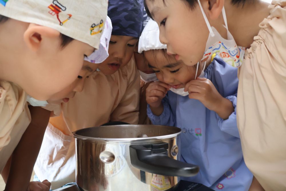 
次第に鍋からおいしそうな匂いが😋
蓋を開けて　“クンクン♪”

「いいにおい〜♡」
思わず笑みがこぼれます💗
