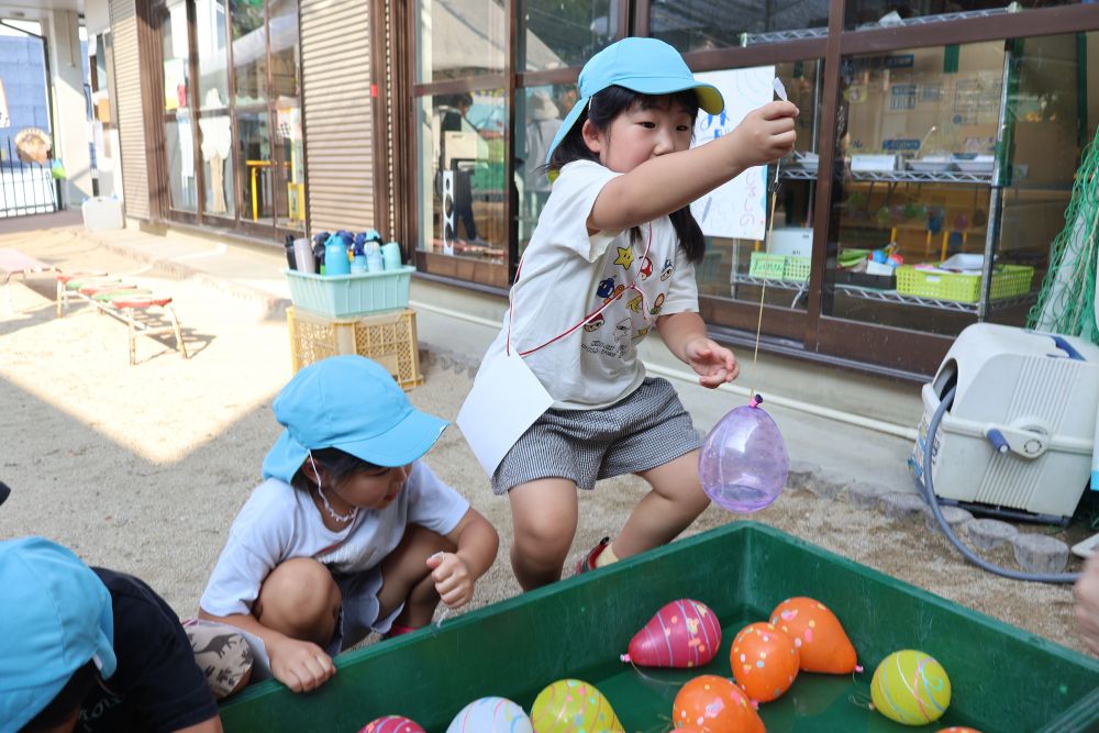 
【あめんぼじるしのみずヨーヨー】

みんな大好きヨーヨー🎈
おそるおそる持ち上げるTちゃん
好きな色を狙って慎重に取り組みます

