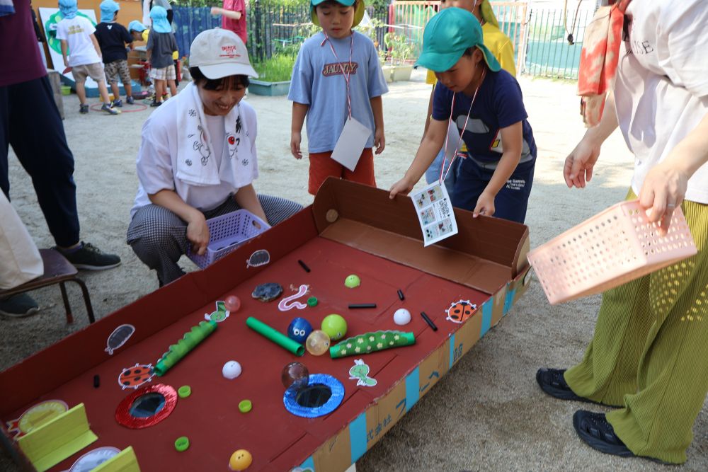 
楽しいお祭りもあと少し！
最後まで思いっきり楽しみます♡

【だんごむしピンボール】

上からボールを転がして
金・銀・銅メダルを目指します！

何回かやるうちに
どこからボールを落とせば
金メダルにたどり着くか
考えてコツをつかむ子も♡
