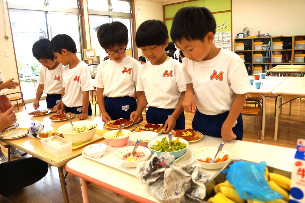 キリン組で育てた
枝豆とトマトとパプリカとなす
そして給食先生が準備した
コーンとポークピッツとチーズ
｢どれにしよ~｣
｢迷うな♡｣
好きな具材を選んでピザ作り！
