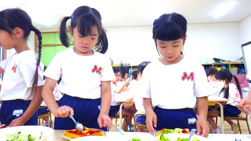 次の人の分も考えながら
具材を選んでいきます！
慎重にこぼさないように
でも少しおしゃれに見えるように
工夫して具材をのせる姿もみられました♡