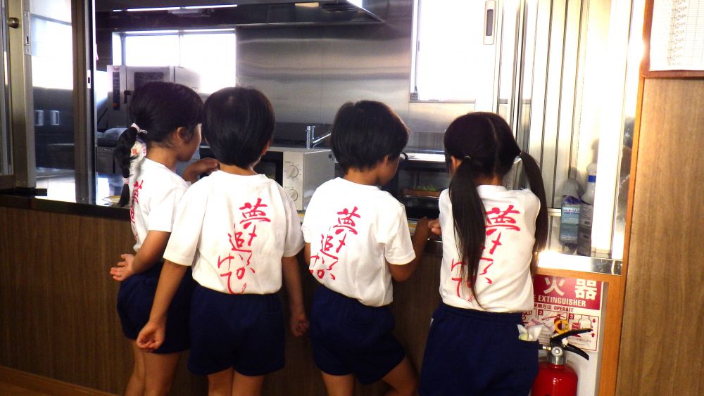 ピザをトースターに入れて
できあがりを待ちます♡



｢パンの良いにおいがしてきた~｣
｢おいしそう♡｣
焦げないように真剣にトースターの中を見守ります！

｢おいしくなーれおいしくなーれ♪｣
友達と一緒におまじないをしながら
ダンスを♡
