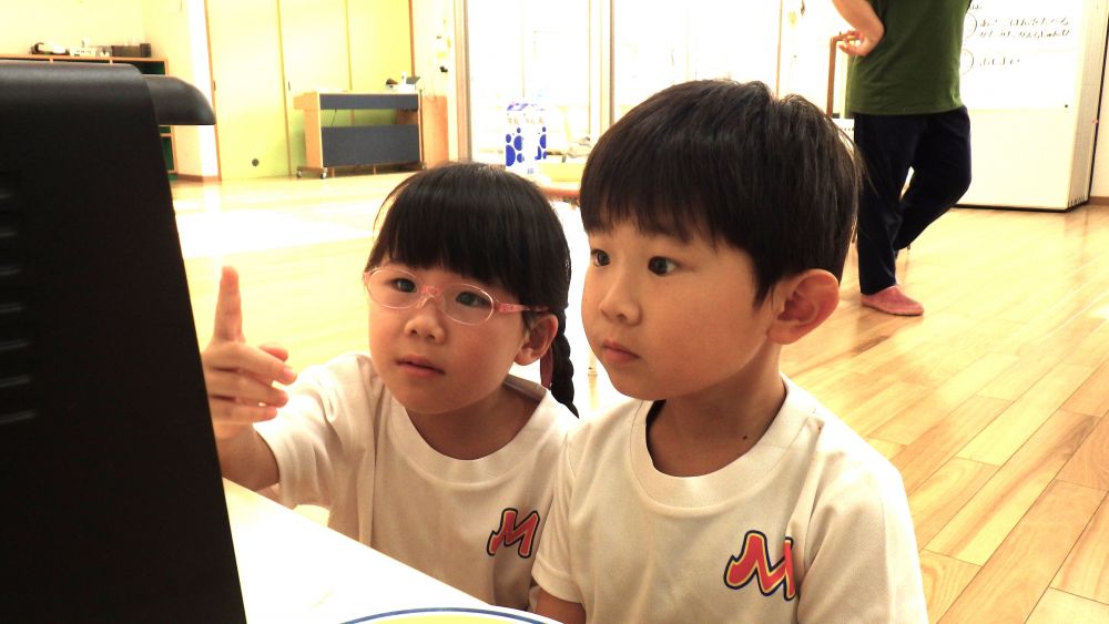 ｢チーズ溶けた？｣
｢うーんまだ･･･｣
入れて数秒しか経っていませんが
できあがりを楽しみにしている
MちゃんとRくん♪