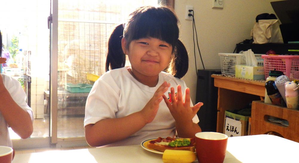 みんなで
｢いただきまーす！｣
自分で作ったピザが
嬉しくて食べる前から
笑顔になったTちゃん♡