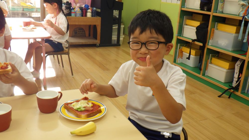 枝豆が多くのっていたり
コーンが多かったり･･･
いろいろなピザができました！



｢ほっぺが落ちちゃう~♡｣
美味しすぎてグッとポーズをするRくん！


