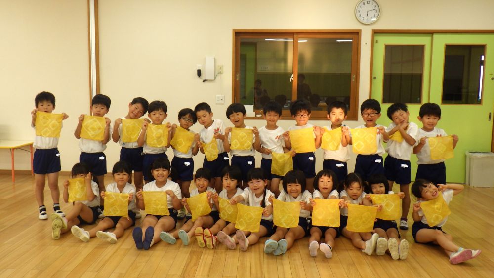 昨日作った玉ねぎ染めのハンカチで
記念撮影♡
｢この形かわいい♡｣
｢どんな模様になった？｣
｢見てー！｣
友達と見せ合う姿がみられました！
