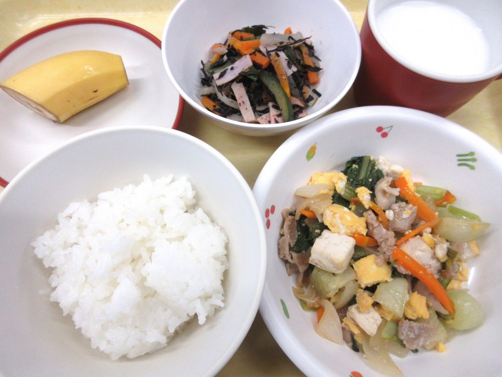 ご飯

豆腐チャンプルー

ひじきマリネ

バナナ

牛乳