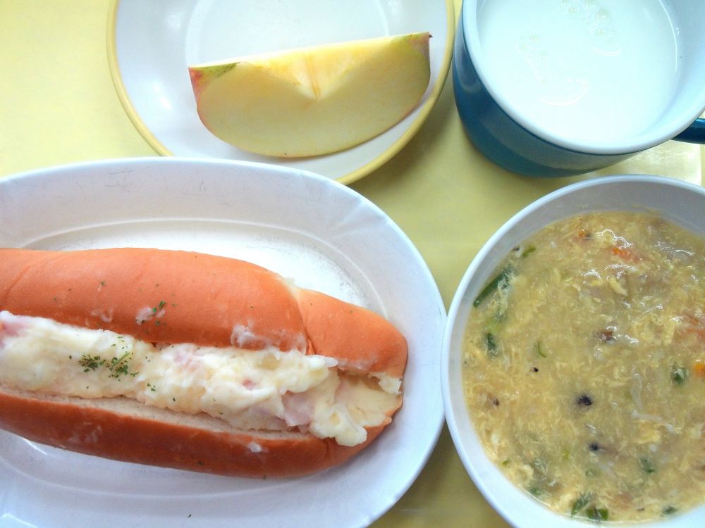 ジャーマンポテトパン

きのこの中華スープ

りんご

牛乳