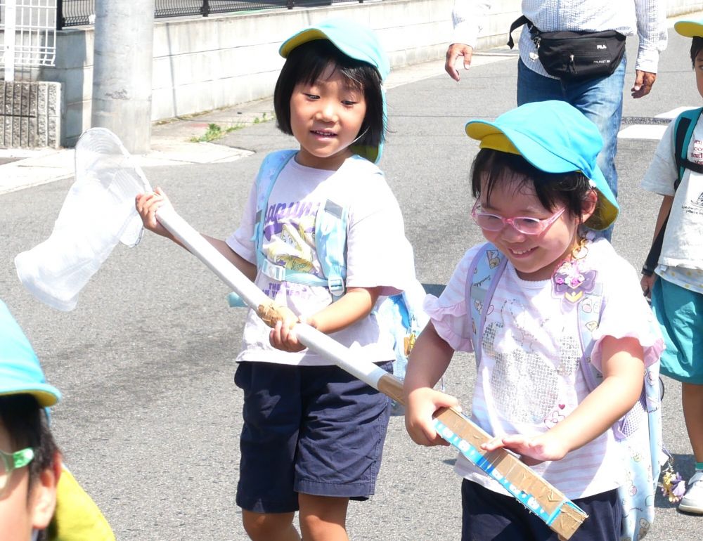今日は自然保育アドバイザーの菊間先生に来園してもらい
５歳児キリン組とセミとりへ行きました


虫が大好きな子どもたち・・・手作りの網を持ってセミとりへ
『長いからこれならセミ取れそうだよ』
『ちょっと曲がってるけど大丈夫かなぁ？』
期待に胸を膨らませ・・・東尾道公園へ♡
