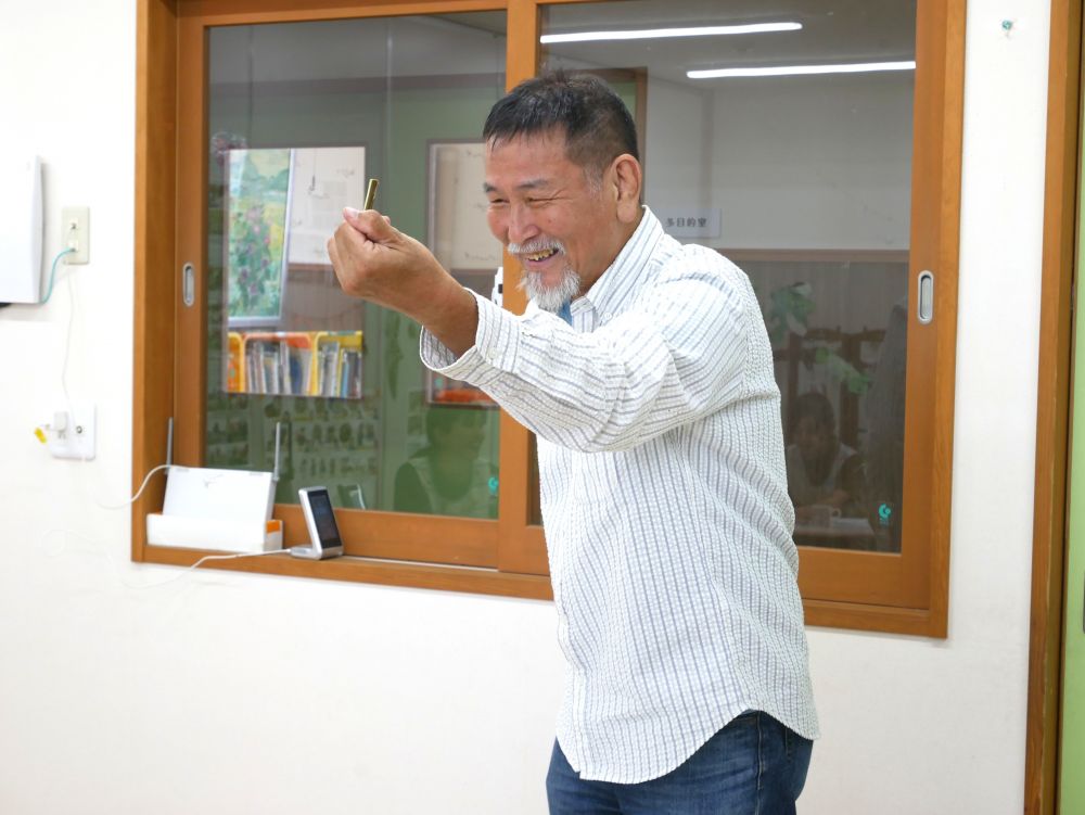 子どもたちとセミとりに行った後は研修を受けました
今回も自然物を使った遊びを沢山教えてくださいました


これは“アカメガシワ”の茎
今朝子どもたちと東尾道公園に行った時に菊間先生が見つけたもの
この茎・・・メロンの匂いがしたりきゅうりの匂いがしたりと
人によって様々な匂いがするように感じるそうです

