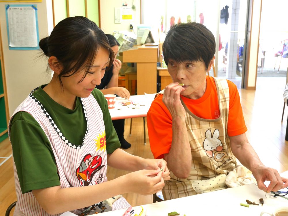 『くんくんくん・・・私にはきゅうりかスイカのような匂いがする』
『皮を剥くのも楽しい♡』
遊びの中で感覚を通して学ぶって大事な事
見て・・・触って・・・匂って・・・五感で感じて
このような経験が子どもたちの脳の成長にも必要不可欠です


