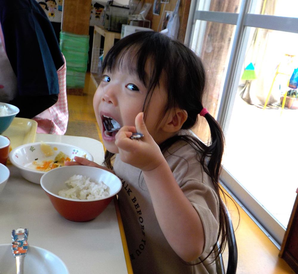 今週に入り、毎日暑い日が続いていますがこどもたちの給食時間の様子はどうかな・・・
クラスの部屋に覗いてみると

「せんせーみてー！！」
「これきらいなんよね・・・」
「これもっとたべたいーまたつくってー」

などなどいろいろ教えてくれます♡
元気な給食時を過ごしています！

「たべよーるよー！みてー」
Yちゃん、ばっちりカメラ目線♡