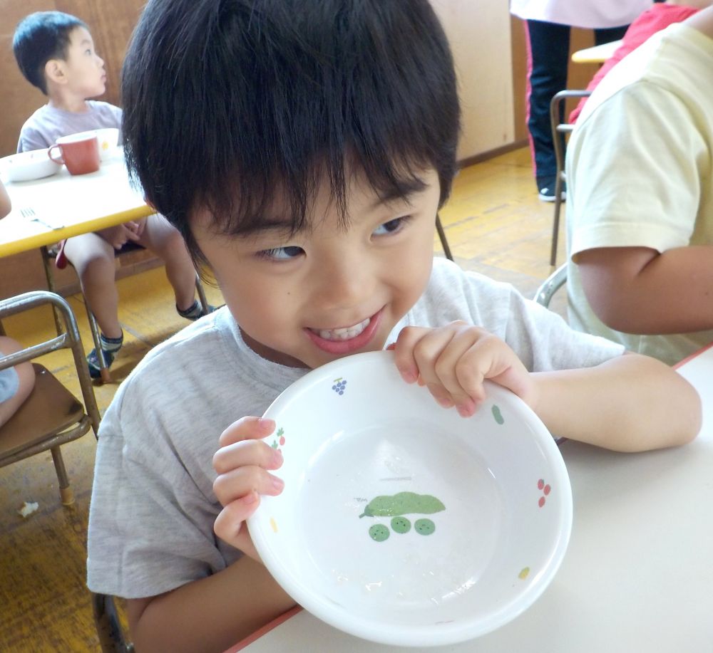ピカピカのお皿を恥ずかしそうに見せてくれるKくん！
全部のお皿がピカピカになっていました！
