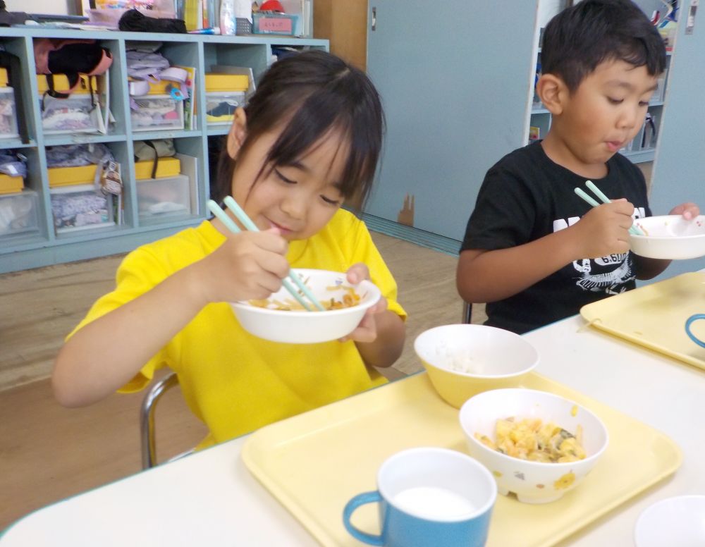 キリンくみのYちゃんは

「せんせーこれきらい・・・　でもたべてみるね・・・」

苦手な食べ物にも挑戦する姿が見られ、「一口だけ食べてみよう」と頑張る姿や、「食べられたよ！」と嬉しそうに教えてくれました♡
『できた！！』の積み重ねを大切に、楽しい給食時間を過ごしましょうね♡