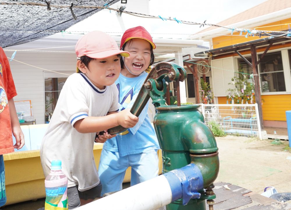 夏が始まった合図のように水遊び！！
水の冷たさや気持ちよさを感じたり、
友達と水をかけあう楽しさを味わったり、、、
自分で作った水鉄砲を相棒に思いきり楽しみました♡




井戸から水を出すのを心待ちにしていたゾウさん！
初めての体験に大興奮☆
「いっしょにやろう～」
「いいよー！！」
2人ですればスピードアップでたくさん水が出て驚き！
井戸のポンプを上げ下げすることで水が出る仕組みを知りながら
トイを流れる水の動きや速さも観察し楽しみました！