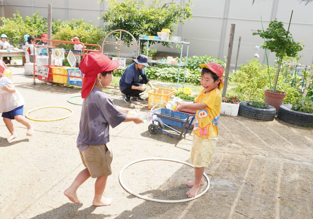 そしてその水を利用し水鉄砲遊び！
水を満タンに入れ思い切りプッシュ！
たたかいごっこのように楽しむ二人☆

