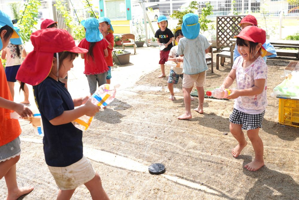 「（水）いくけんねー！」
夢中になり全身に水をかけあい！
水鉄砲だからこその予測ができない水の飛び方で
より面白さや楽しさを感じます♡
