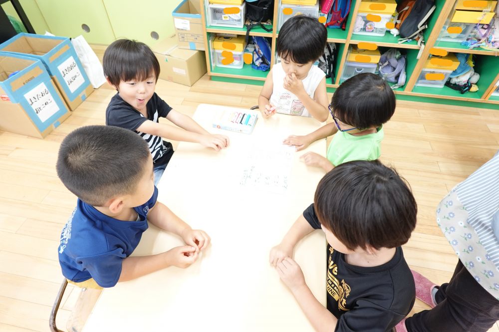 ７月のお誕生日会で
キリン組がやっている遊びを
みんなとすることに♡
４つのグループに分かれて
遊びの準備を進めてきました！！

いろどろだんごチームは
話し合い中♪
「何色のさら粉にしようか」
「いろんな色を作れば楽しいよね」
みんなで話し合って色を決めました♡