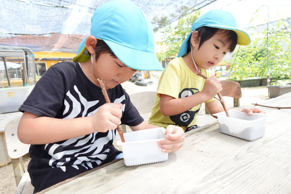 色作り開始！！
さら粉を作る子
色を付けていく子…
自然と役割分担ができていて
すごいなぁ♡