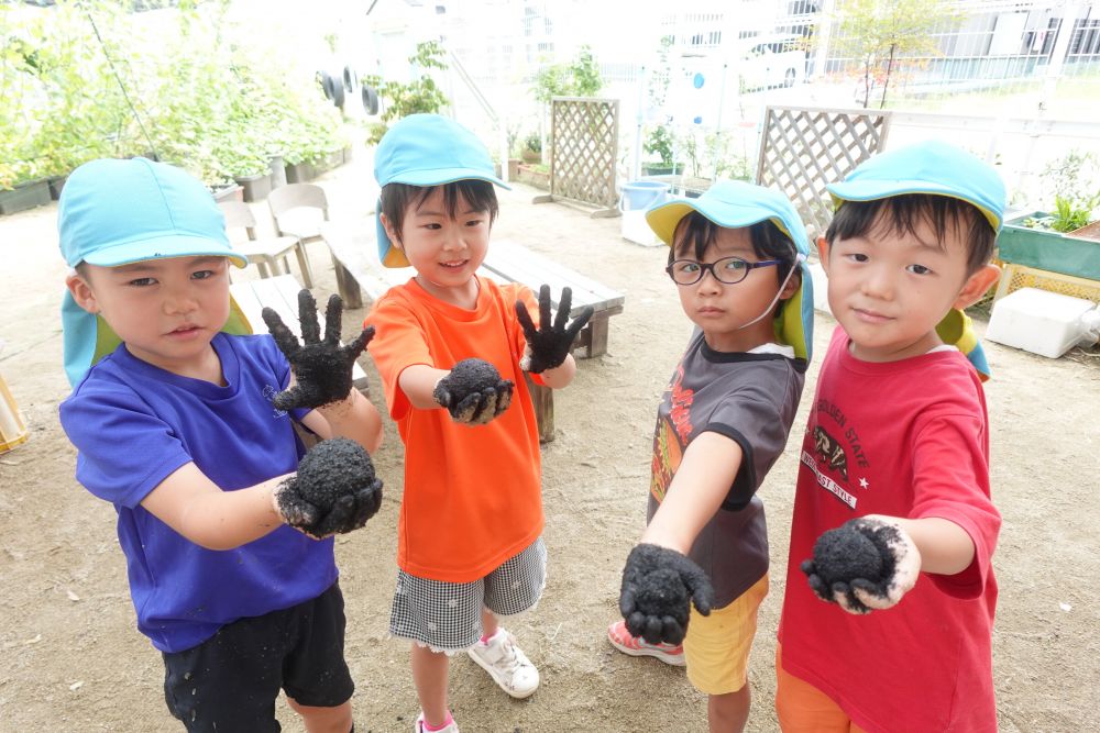 「こんな手になっちゃったぁ♪」
「お客さんは色が付くの嫌かな？」
「楽しくなるんじゃない？」
お客さんが来ることを考えながら
準備を進めていました♡