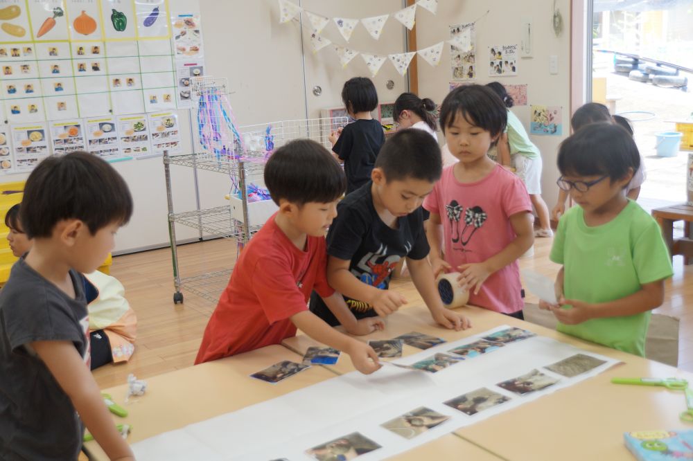 「小さい子は、どろだんご作れるかな？」
「僕の妹ヒヨコ組じゃけど作れんかも！！」
「どうしよう、、、」
困ったときはみんなで考えよう！！
「一緒に作ってあげたらどう？」
「作っているやつをあげたら？」
「作り方の看板を作ったらいいんじゃない？」
いろんなアイディアが出ました！！
みんなで助け合って進めることができて
すごいなぁ♡

作り方の看板を作ってみることに！！
作っている写真を撮って
順番に並べてみる、、、
「こっちが先じゃない？」
「あっそっか！！」
仲間と考えながら貼っていきます！！