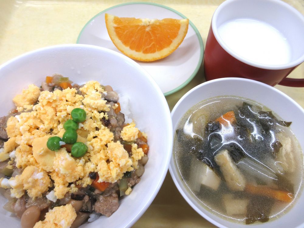 肉みそ丼

豆腐とわかめのすまし汁

オレンジ

牛乳