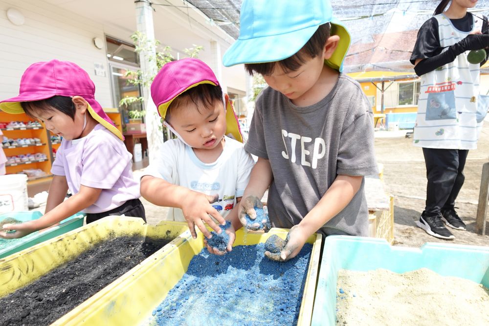 いよいよハッピーランドの日♡
お客さん来てくれるかな？
ちょっぴりドキドキ、、、、♪

「やり方分かる？」
小さい子に優しく声をかける姿♡