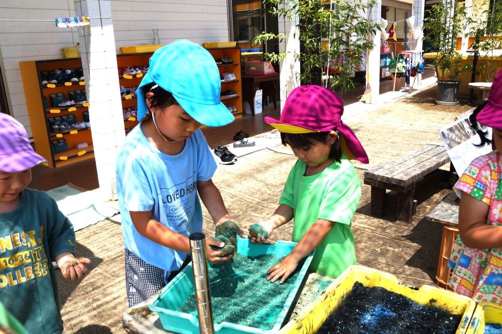 「この砂使っていいよ！！
　何色がいい？」
困っている子に気がついて
教えてあげようとする姿♡