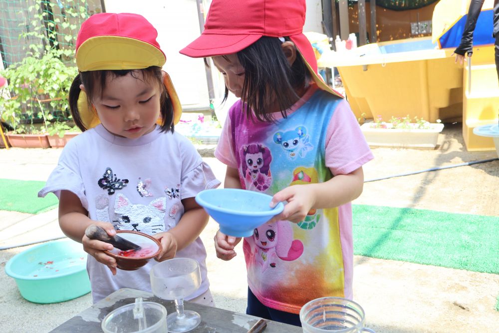 Aちゃん「「ちょっとピンクになってきたよ！」
Iちゃん「かわいい～♡」

少しづつ出てくるお花の色に大喜び♡
Aちゃん「本物のイチゴジュースみたい🍓」

出来た喜びをかみしめたり・・・

「全然色がでないな～…」
「花びらいっぱいいれたのに！なんでー！？」
「違うお花つかってみようかな」

思い通りにできなくて試行錯誤する姿もありました。