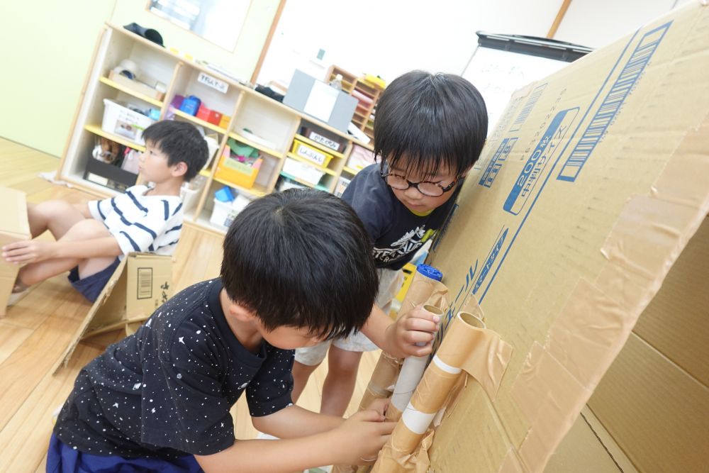 トンネルを立たせるために
考えて、やってみて、、、壊れて
また考えて、やってみて、、、、
を繰り返しながら学んでいったみんな♡
やってみて気が付くことが
たくさんありました！！

ラップの芯を使って！！
「こっち支えとくね！！」
「ありがとう♡」