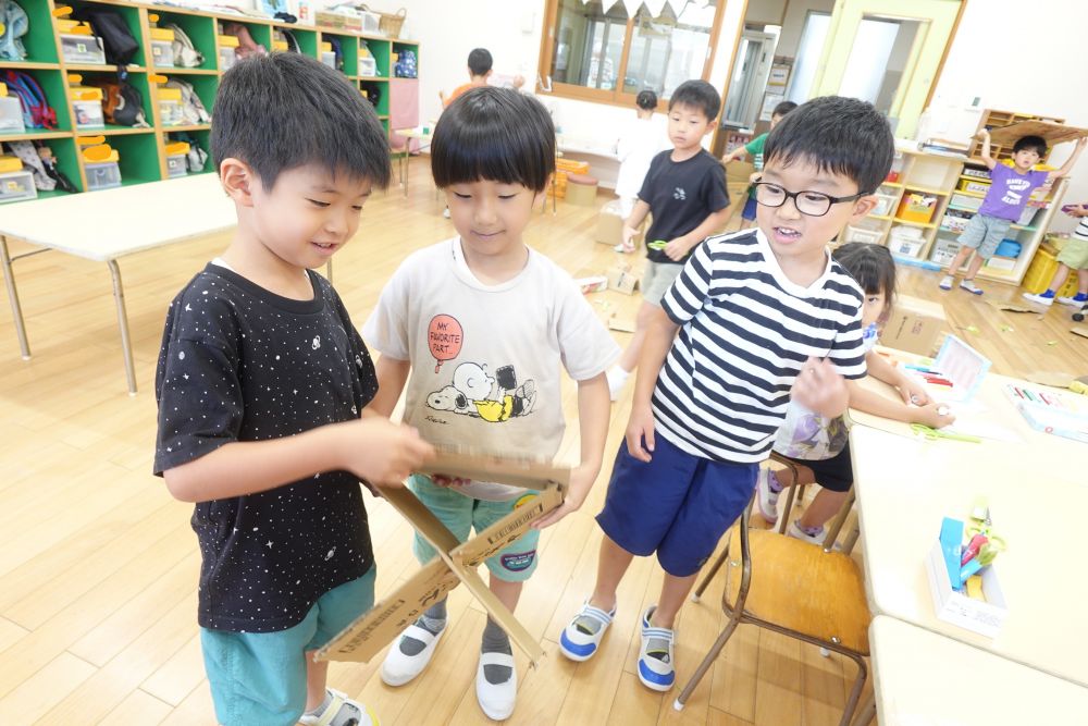 段ボールに切り込みを入れて
三角にして支えを作ってみた！！
「こうやってみたよ！！」
「これをトンネル付けたら
　倒れんのんじゃない！？」

みんなで考え、チャレンジしたことで
色々な方法でトンネルを
自立させることができました！！
あきらめなかったみんな！！すごいよ！！