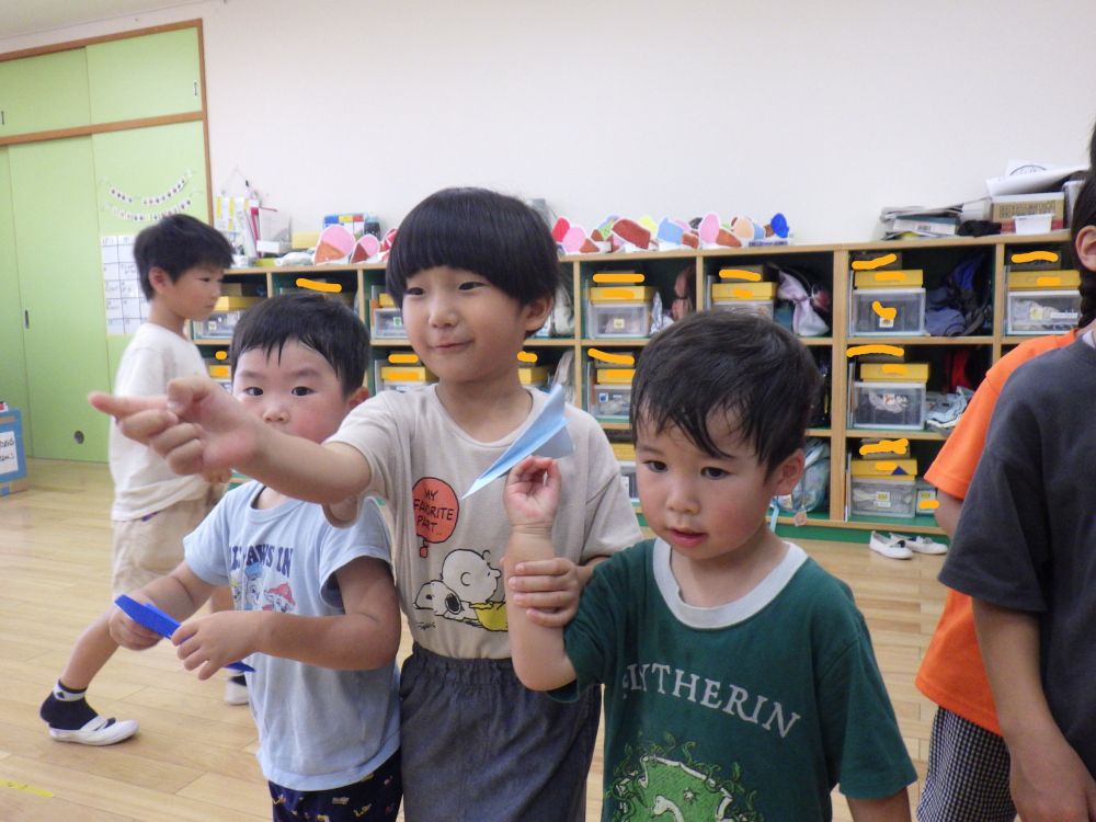 「こうやって投げるんよ！！」
「こう？」
「そうそう！！
　まっすぐ飛ばしたらトンネルに通るよ！！」
飛ばし方、投げ方を
優しく教えてあげるH君♡