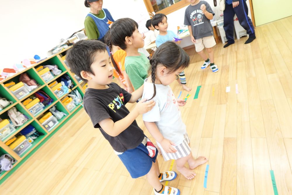 「ゾウ組さんはここから投げてね！！」
困っている子を見つけて
すぐに声をかけていたH君♡

お客さんがたくさん来てくれて
大忙しだったみんな♪
「トンネルすごい～！！」
って言ってもらえて嬉しそう！！
いっぱい頑張って作ったもんね♡