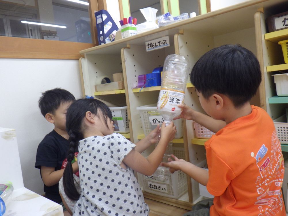 暑くなってきて
プールや水遊びを
楽しんでいたキリン組♪
夜店の経験から
魚すくいをしたい♪と
魚作りが始まりました！！

まずは素材選び！！
「水に入れるから
　水に濡れても大丈夫なのを
　魚にしよう！！」
廃材コーナーでいろんな素材を
見比べるみんな！！
「ペットボトルは水が入ってたから
　強いんじゃない！？」
魚はペットボトルで作ることに♡