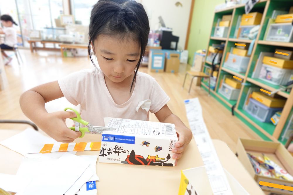 「網はどうする？」
「何で作ろう？」
水に強そうな素材を探して
網は牛乳パックと
野菜ネットを使うことに！！